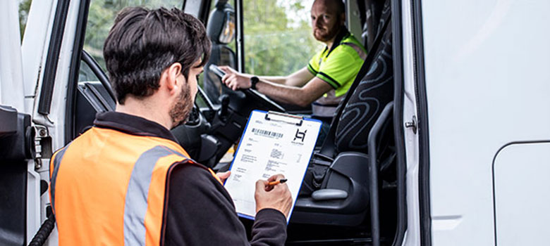 Ispis dozvole u vozilu, muškarac u narančastom signalnom prsluku, vozač u žutoj majici