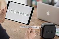 Prikaz uporabe P-touch Cube Plus s tabletom